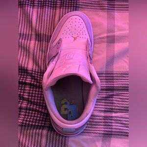 Woman’s Air Jordan 1 low SE.
White\emerald\rise white \blanc\blanc\emerald rise.